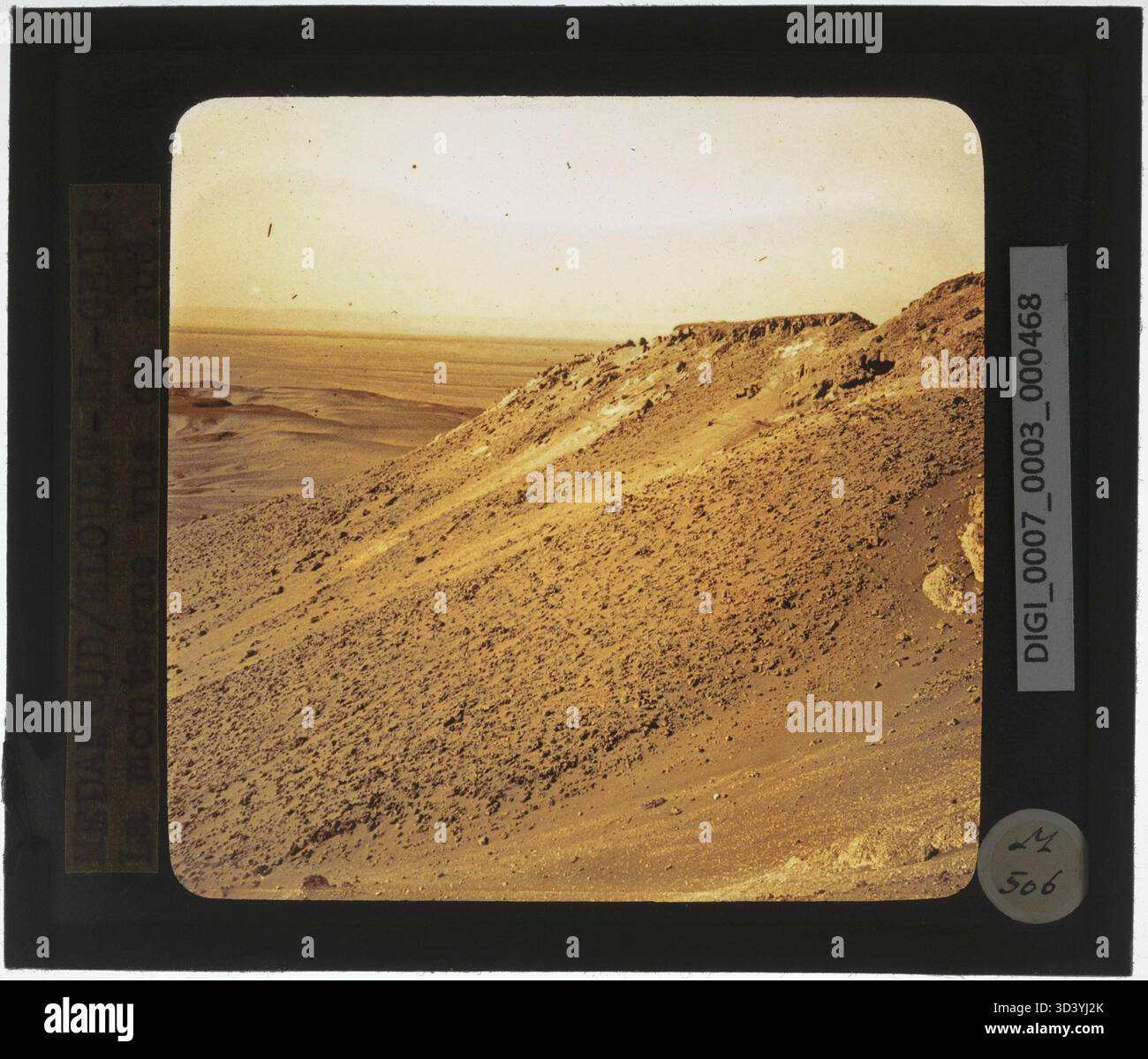 Ein Glasdiapositiv aus der Zeit um 1924-1932, das einen Blick auf den Berg von Elouet El Ghir, Medamud, aus dem Süden bietet. Das Bild hebt die natürliche Landschaft und das Gelände der Region hervor. Stockfoto