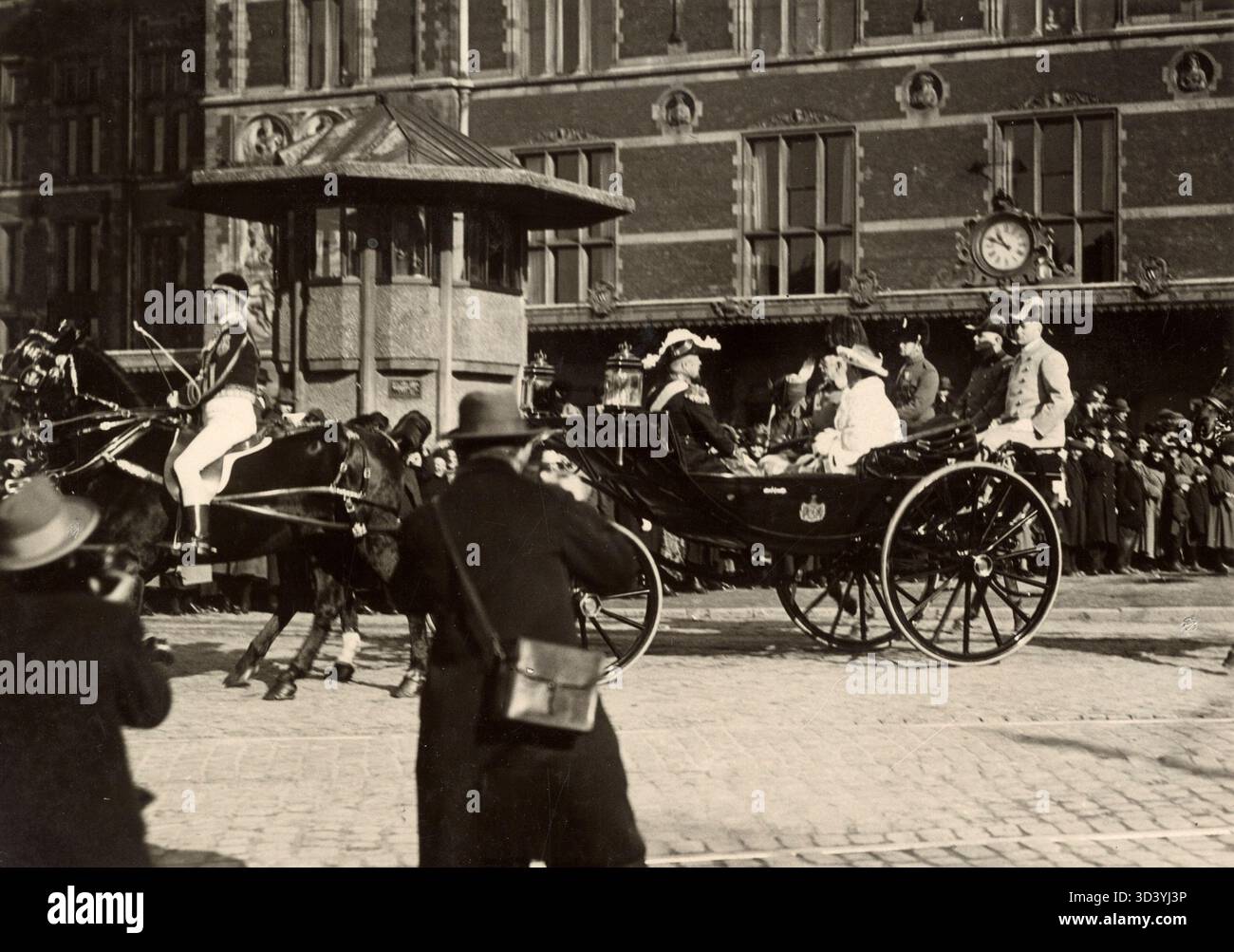 König Gustaf von Schweden wird von Königin Wilhelmina und dem Prinzen am Amsterdamer Hauptbahnhof begrüßt, wo er mit der Kutsche zum Palast am Damm gebracht wird. Amsterdam, Niederlande, 1923. Stockfoto
