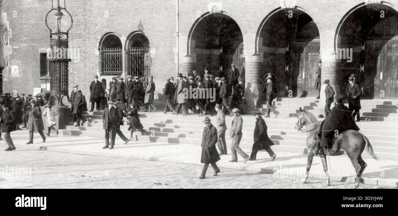 Nach dem Ersten Weltkrieg befahl ein berittener Offizier demobilisierten niederländischen Soldaten, die Stufen der Beurs van Berlage in Amsterdam zu verlassen. Niederlande, 1919. Stockfoto