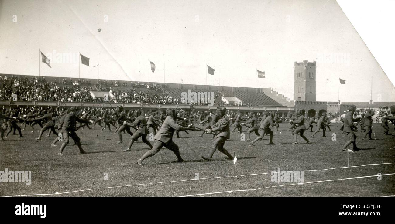 Niederländische Soldaten fechten während einer Militärsportveranstaltung im alten Stadion in Amsterdam, Niederlande, 1916. Stockfoto