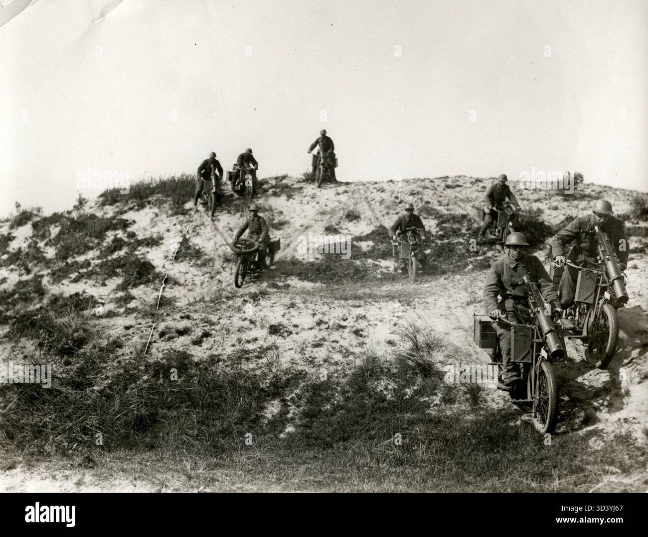 1917 führten niederländische Soldaten Trainingsübungen mit motorisierten Maschinengewehren in den Dünen durch. Das Bild zeigt Kisten mit Munitionsgürteln, die für die Übung von entscheidender Bedeutung sind. Stockfoto
