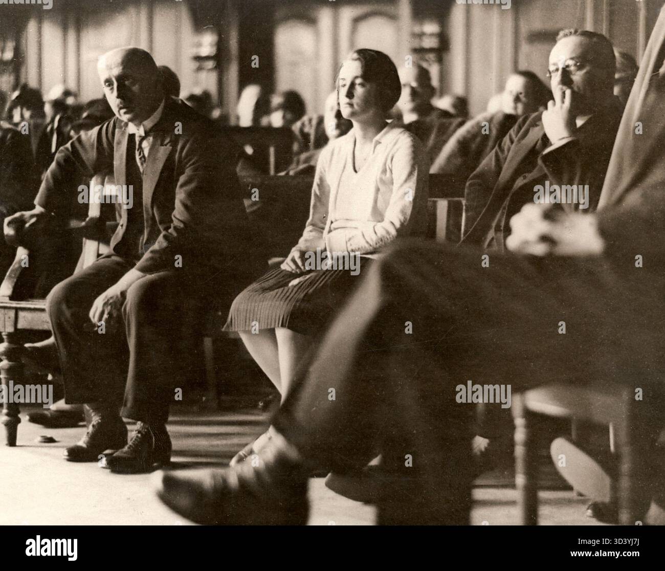1928 besuchen Zuschauer einen Gerichtssaal in Berlin während eines Prozesses über Kinder, die als Opfer oder Täter an einem Mord beteiligt waren. Dieser Moment spiegelt die gesellschaftlichen Sorgen über die Jugendkriminalität im Deutschland des frühen 20. Jahrhunderts wider. Stockfoto