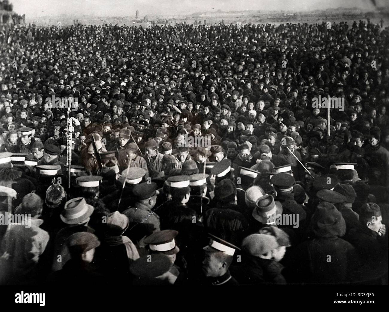 Eine große Menschenmenge nahm 1928 an einer Massenexekution in China teil, eine Zeit, die durch häufige Hinrichtungen an verschiedenen Orten während politischer Unruhen und Aufstände gekennzeichnet war. Stockfoto