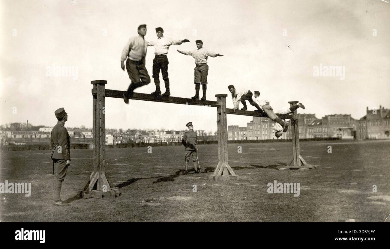 Niederländische Soldaten beim Turnen während einer Trainingsübung in Amersfoort, Niederlande, 1916. Stockfoto