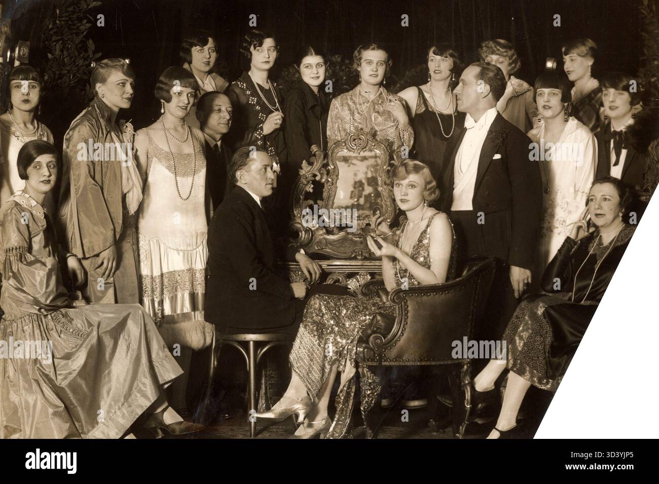 Antoine, ein Pariser Friseur, ist 1926 von Bewunderern umgeben, die alle kurze Haare tragen. Er ist bekannt für die Herstellung der Polkakopje-Frisur, die in Paris zu dieser Zeit populär wurde. Stockfoto