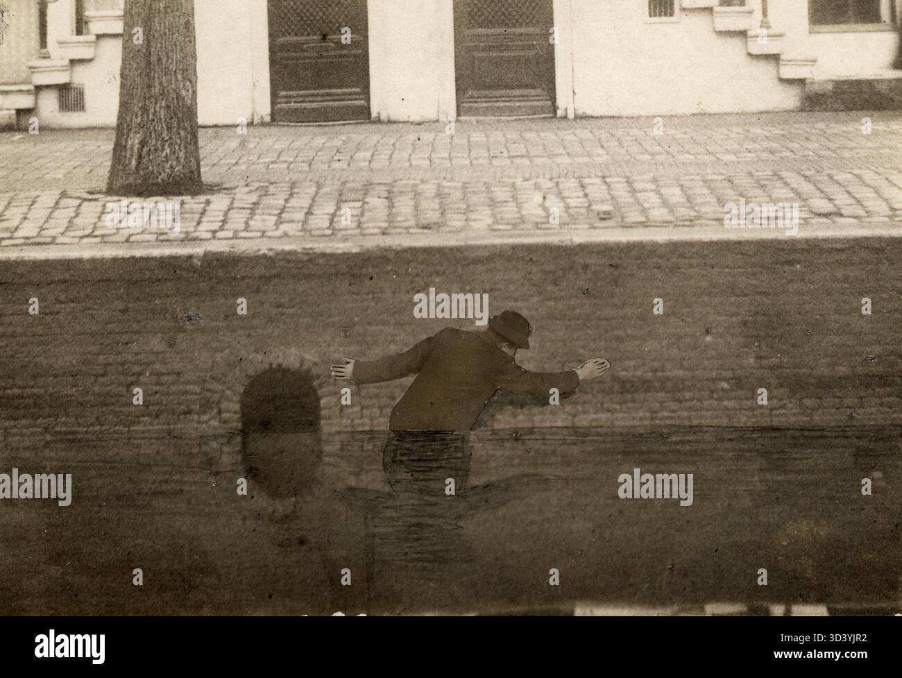 1917 entkam einer der Einbrecher bei einer Raubuntersuchung in das Wasser der Prinsengracht, um der Gefangennahme zu entgehen. Dieser Fluchtversuch wurde während des Prozesses aufgedeckt. Stockfoto
