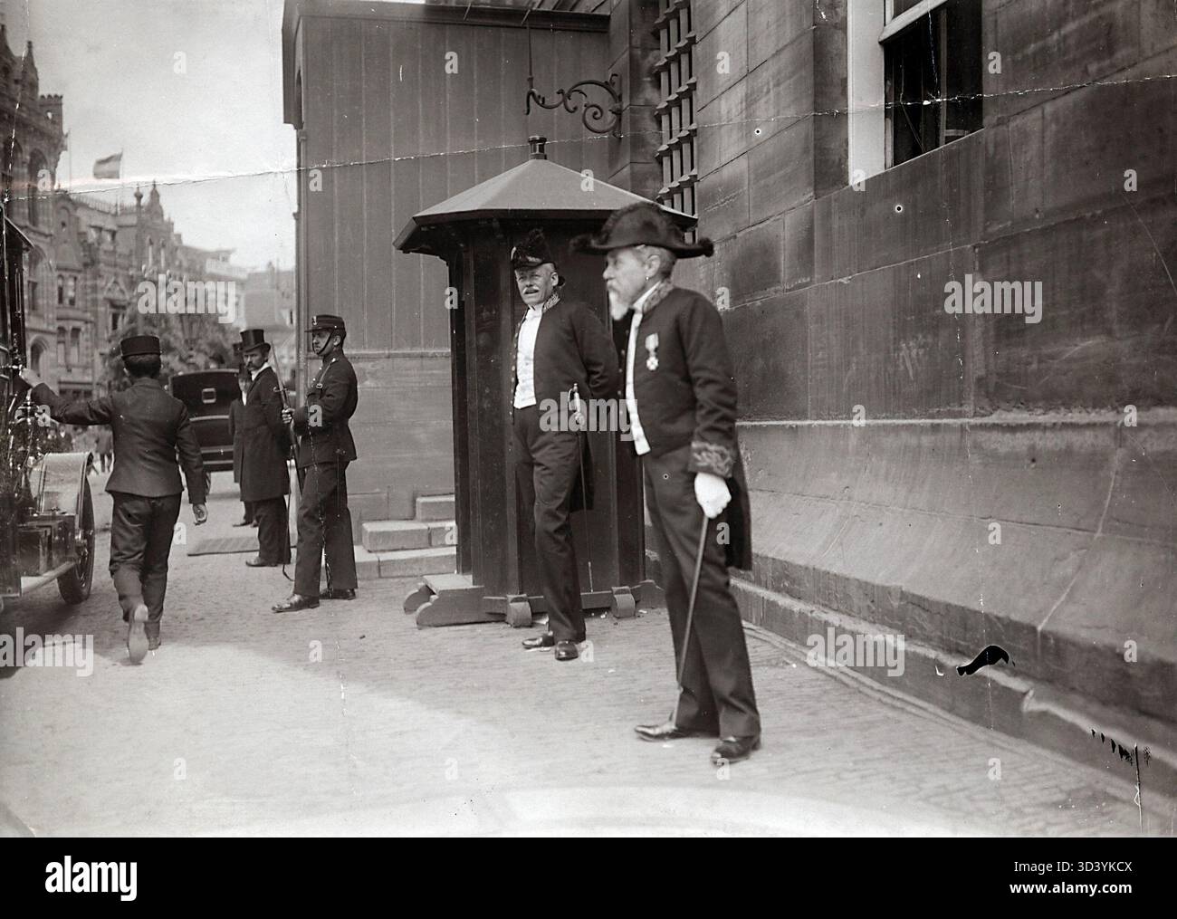 Mr. D. Rahusen, Mitglied der Provinzstaaten Nordholland, fotografierte 1911 vor dem Königspalast auf dem Dam-Platz in Amsterdam. Stockfoto