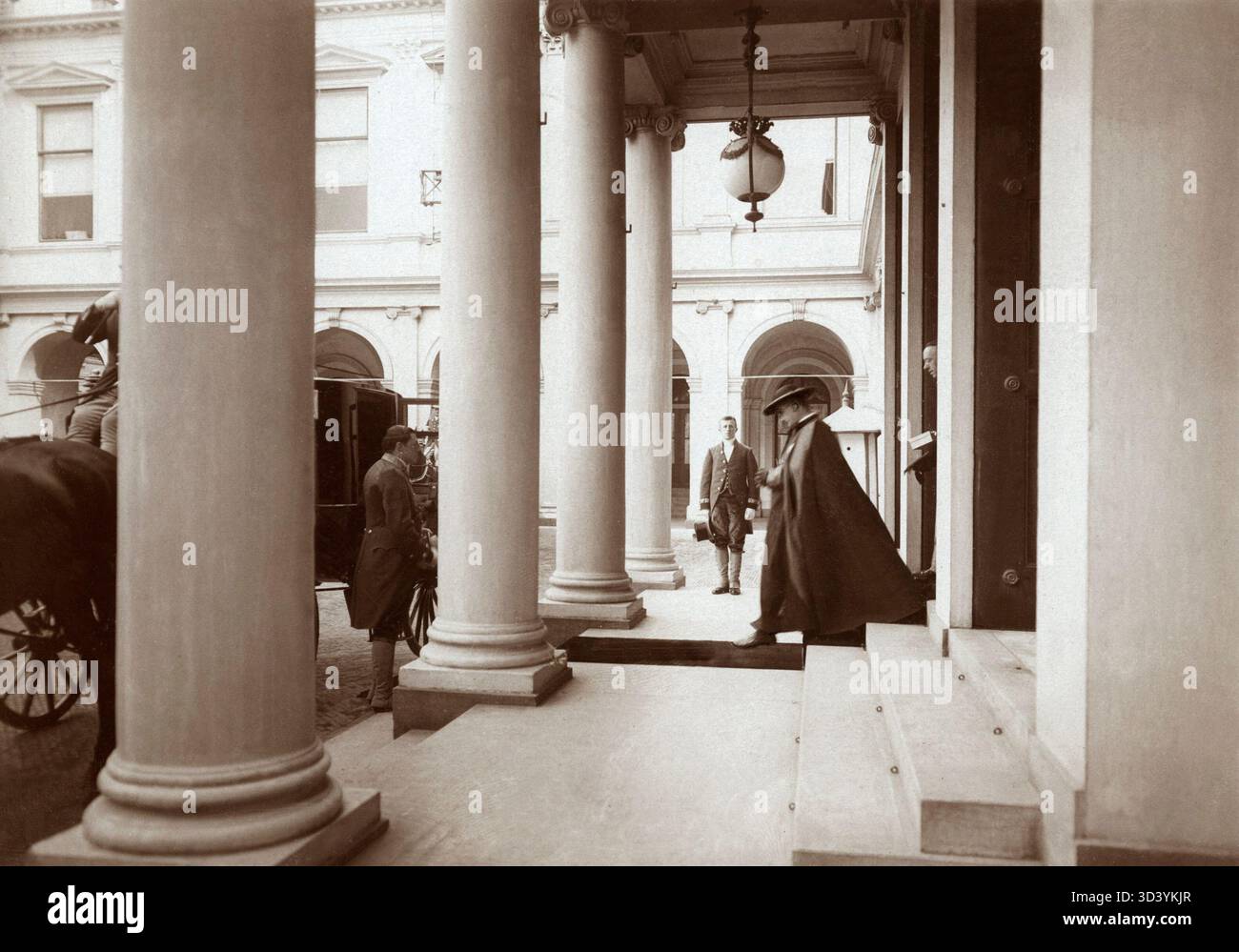 Kardinal Willem Marinus van Rossum (1854–1932), niederländischer Redemptorist und Leiter der Kongregation für die Evangelisierung der Völker, besuchte im Juli 1913 Königin Wilhelmina im Palast Noordeinde in den Haag. Er war der erste niederländische Kardinal seit der Reformation. Stockfoto