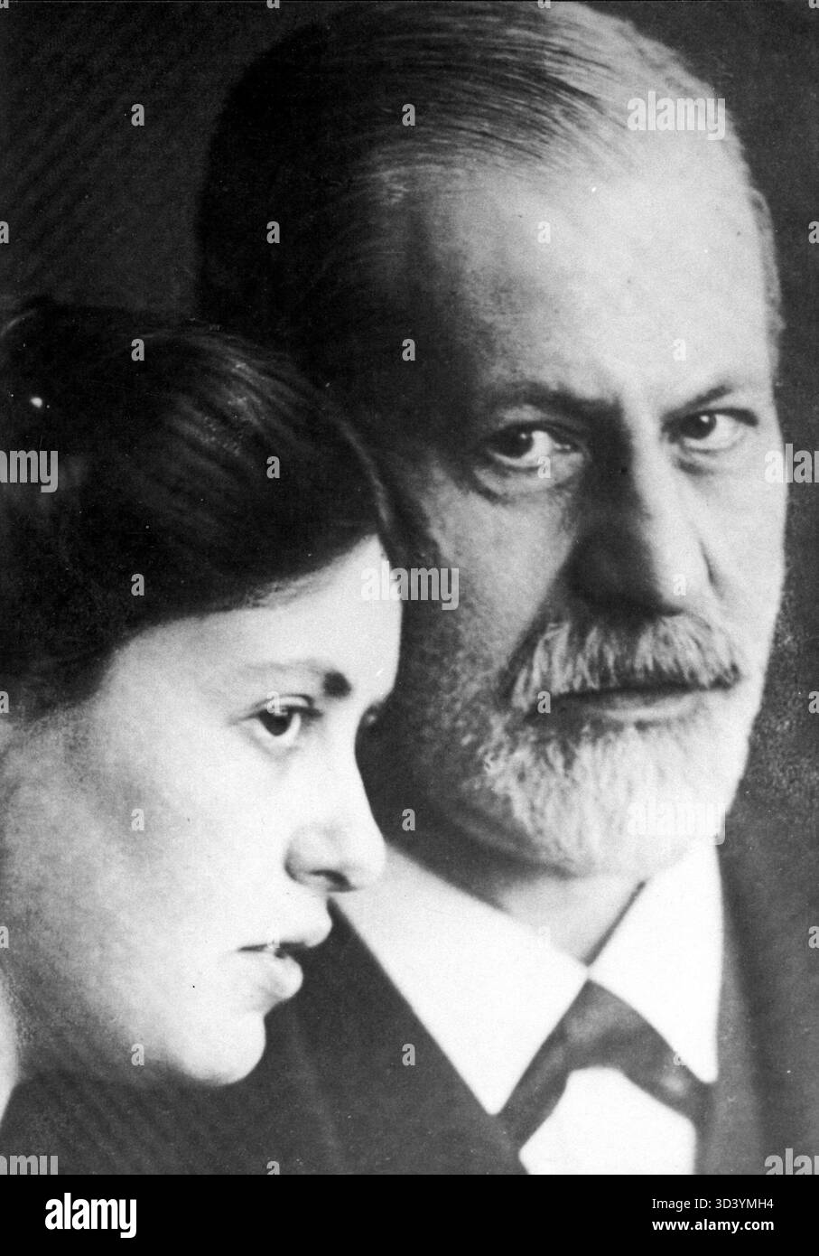 Sigmund Freud, Neurologe und Begründer der Psychoanalyse, wird zwischen 1913 und 1919 mit seiner Tochter Sophie dargestellt. Das Foto wurde an einem unbekannten Ort aufgenommen und ist eine abgeschnittene Version eines größeren Bildes. Stockfoto