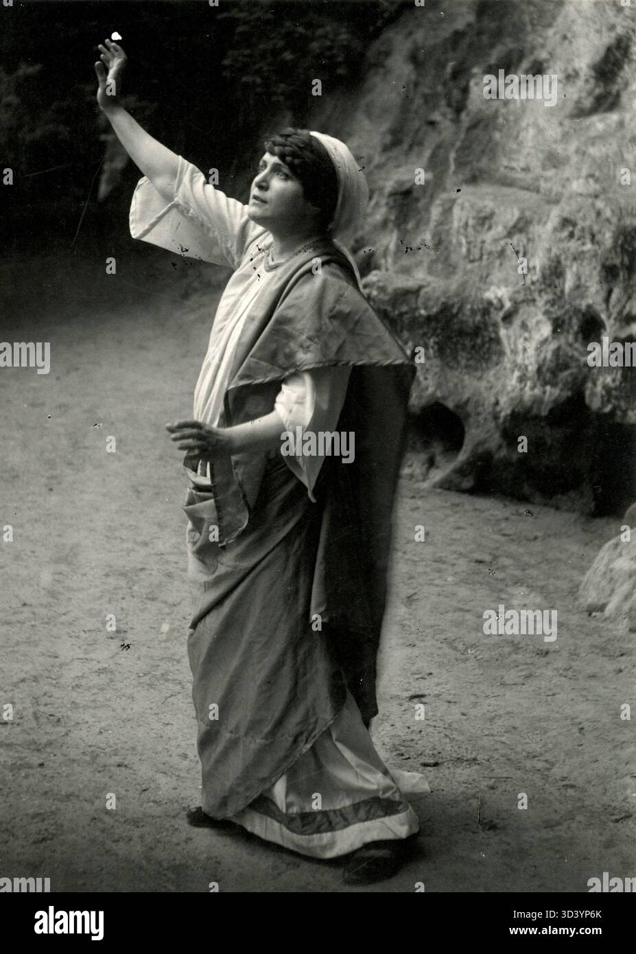 1917 wurde das Stück „Petrus en Pauwels/Paulus“ von Joost van den Vondel am Natuurtheater in Valkenburg aufgeführt. Unter der Regie von Dr. Van der Velden spielte Betty Hooij die Rolle der Cornelia in dieser Theaterproduktion. Stockfoto