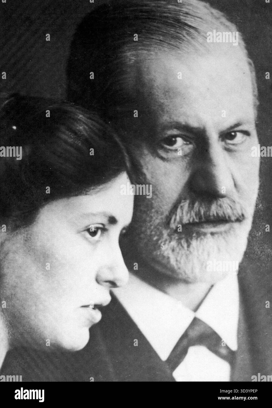 Sigmund Freud, der Begründer der Psychoanalyse, wird mit seiner Tochter Sophie dargestellt. Dieses Bild stammt von 1913 bis 1919 und zeigt Freuds Einfluss auf die Psychologie während dieser Zeit. Stockfoto