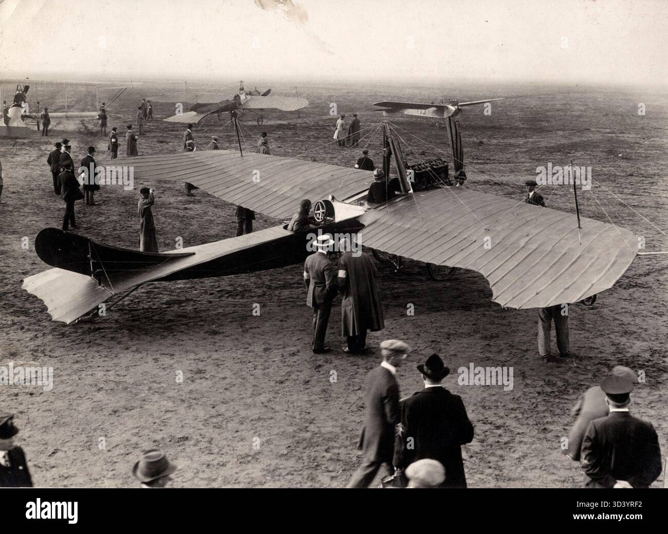Das Berlin-Wien-Rennen 1912 bot einen aufregenden Flugwettbewerb. Dieses Foto zeigt den Berliner Flughafen kurz vor dem Start des Rennens und zeigt die frühe Ära der internationalen Flugrennen. Stockfoto