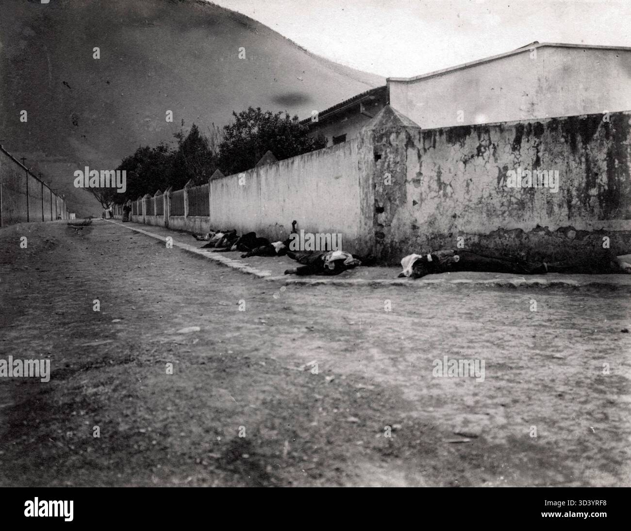 1913 erlebte Mexiko einen blutigen Putsch. Francisco Madero verdrängte General Díaz, den Diktator, der von 1876 bis 1911 regiert hatte. Auf dem Foto werden zehn Aufständische tödlich erschossen. Stockfoto