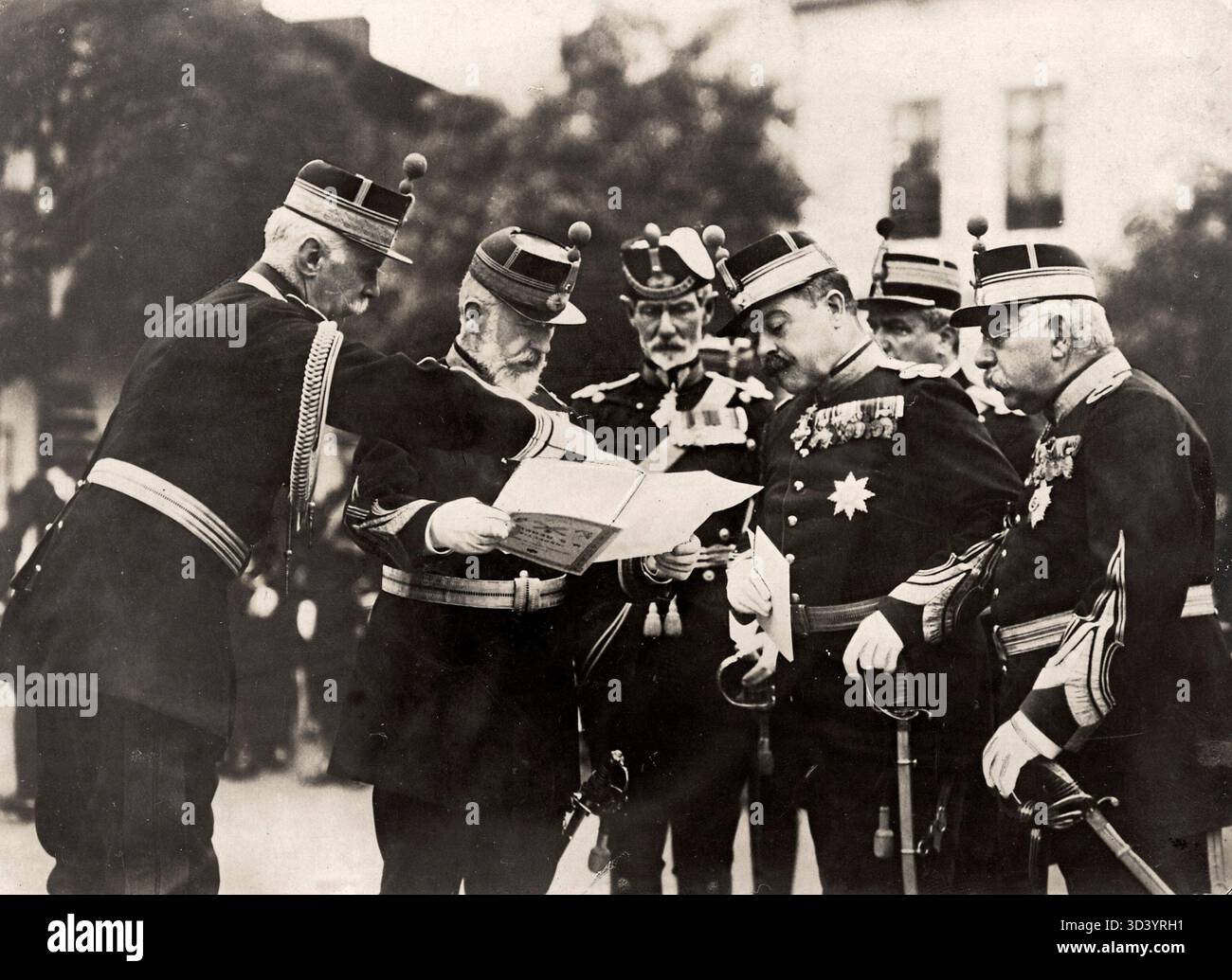 König Carol von Rumänien untersucht in Begleitung seines Generalstabs eine Karte während des Zweiten Balkankrieges zwischen Rumänien und Bulgarien im Juli 1913. Standort unbekannt. Stockfoto