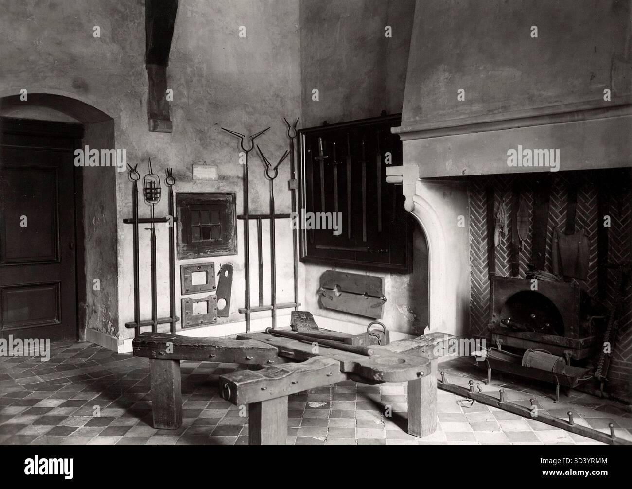Der Gevangenpoort in den Haag, Niederlande, fotografiert 1913. Das Bild zeigt einen Raum mit Foltergeräten im Rahmen der historischen Museumsausstellung. Stockfoto