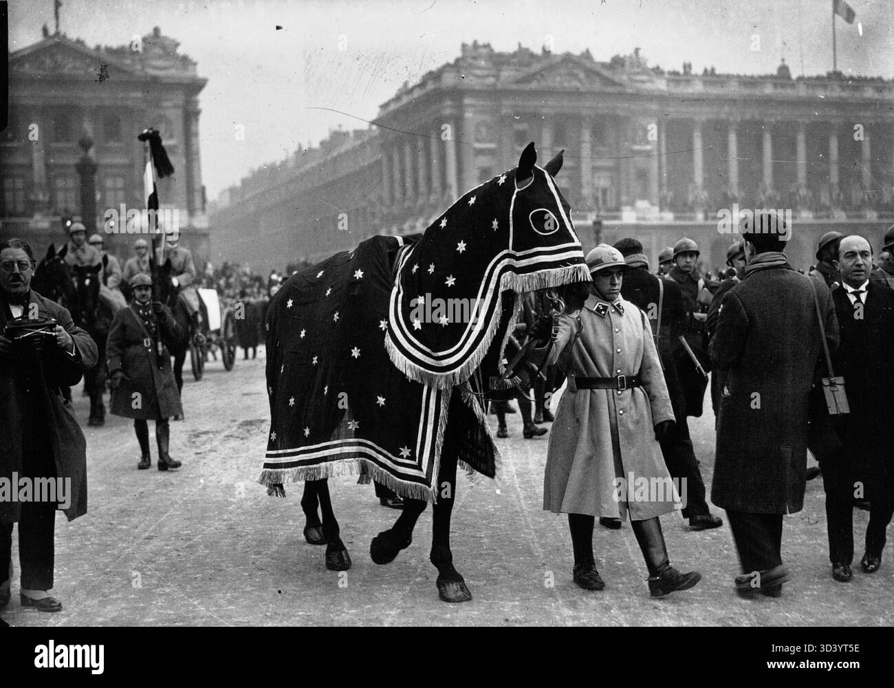 Ein Pressefoto vom 7. Januar 1931, das die Beerdigung von Marschall Joffre zeigt. Das Bild zeigt das Pferd des Marschalls Sorcière, geführt von einem Reiter der 2. BDP. Stockfoto