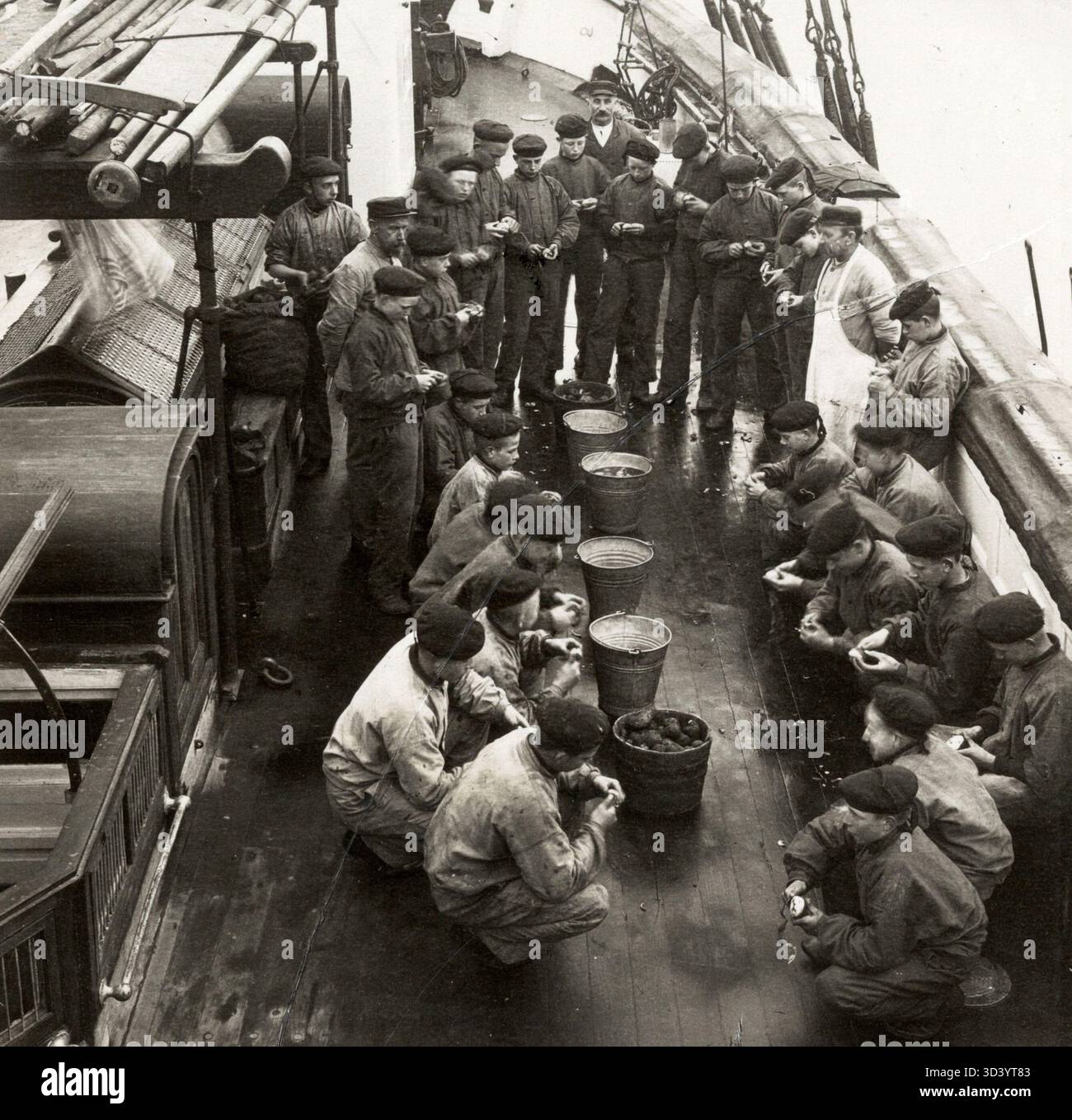 Auf dem Ausbildungsschiff "Pollux" in Amsterdam lernen Rekruten, Kartoffeln zu schälen und andere lebenswichtige Aufgaben an Bord eines Ausbildungsschiffs, 1918, auszuführen. Stockfoto