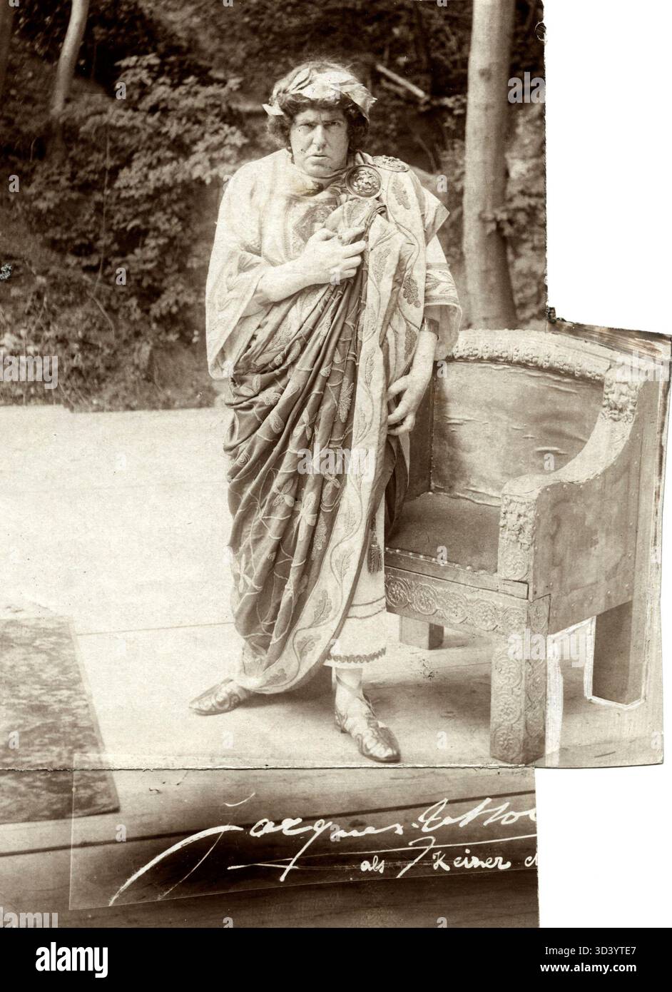 1917 wurde das Stück „Petrus en Pauwels/Paulus“ von Joost van den Vondel am Natuurtheater in Valkenburg aufgeführt. Unter der Regie von Dr. Van der Velden spielte Jacques van Hoven in dieser Theaterproduktion Kaiser Nero. Stockfoto