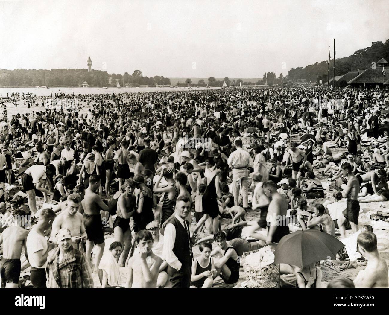 Eine überfüllte Strandszene in Berlin, Deutschland, um 1928, die eine lebhafte Sommeratmosphäre mit vielen Menschen am Ufer darstellt. Stockfoto