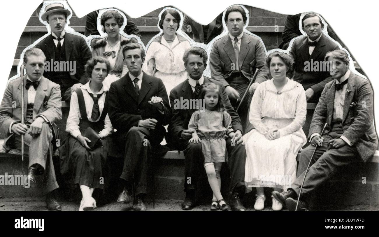 1917 wurde das Stück „Petrus en Pauwels/Paulus“ von Joost van den Vondel am Natuurtheater in Valkenburg aufgeführt. Unter der Regie von Dr. Van der Velden zeigt dieses Foto das Ensemble der Theaterproduktion im Freien. Stockfoto