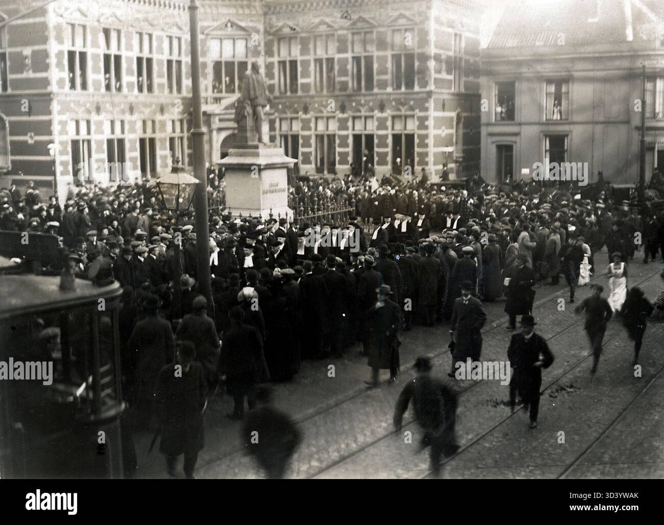 1913 fand eine Versammlung um die Statue des Grafen Jan van Nassau während der hundertjährigen Feier der Universität Utrecht statt. Stockfoto