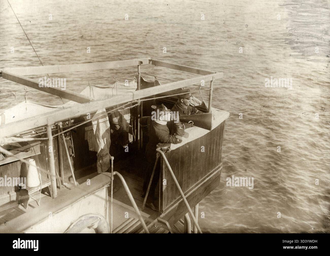 Ein deutsches Überfallschiff, die Möwe, erteilt Kommandos an die Besatzung eines französischen Schiffes, das 1917 von einem U-Boot versenkt wurde. Stockfoto