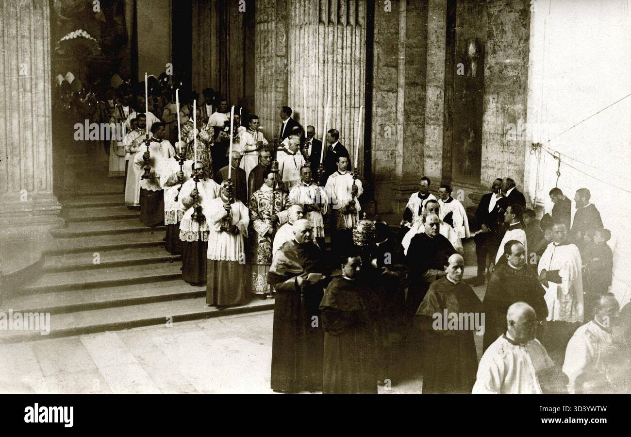 Hohe Klerus in Prozession tragen das Diadem von Papst Benedikt XV. Während der Heiligsprechungszeremonie von Jeanne d'Arc 1920 im Vatikan. Stockfoto