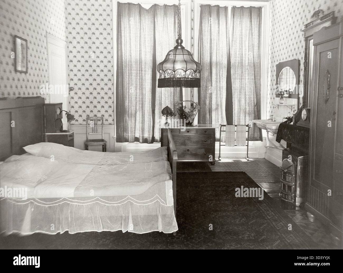 Ein Schlafzimmer in der Pension Maison de man in Amsterdam. Standort: Amsterdam, Niederlande, 1928. Stockfoto