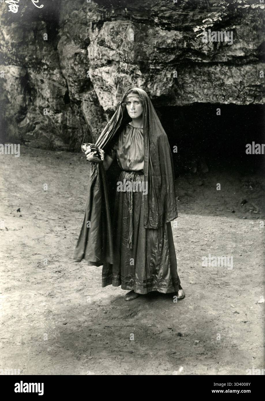 1917 wurde das Stück „Petrus en Pauwels/Paulus“ von Joost van den Vondel am Natuurtheater in Valkenburg aufgeführt. Unter der Regie von Dr. Van der Velden spielte Frau Hermus de Groot die Rolle von Petronels Mutter in dieser Theaterproduktion. Stockfoto