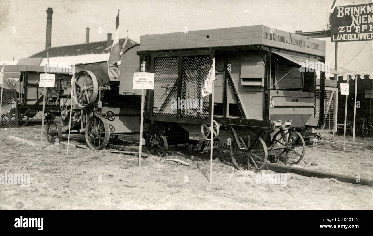 Auf der Landwirtschaftsausstellung 1911 in Leiden wurden Landmaschinen wie die Holthaus-Dampfdreschmaschine mit locomobile von Brinkmann und Niemeyer aus Zutphen ausgestellt. Stockfoto