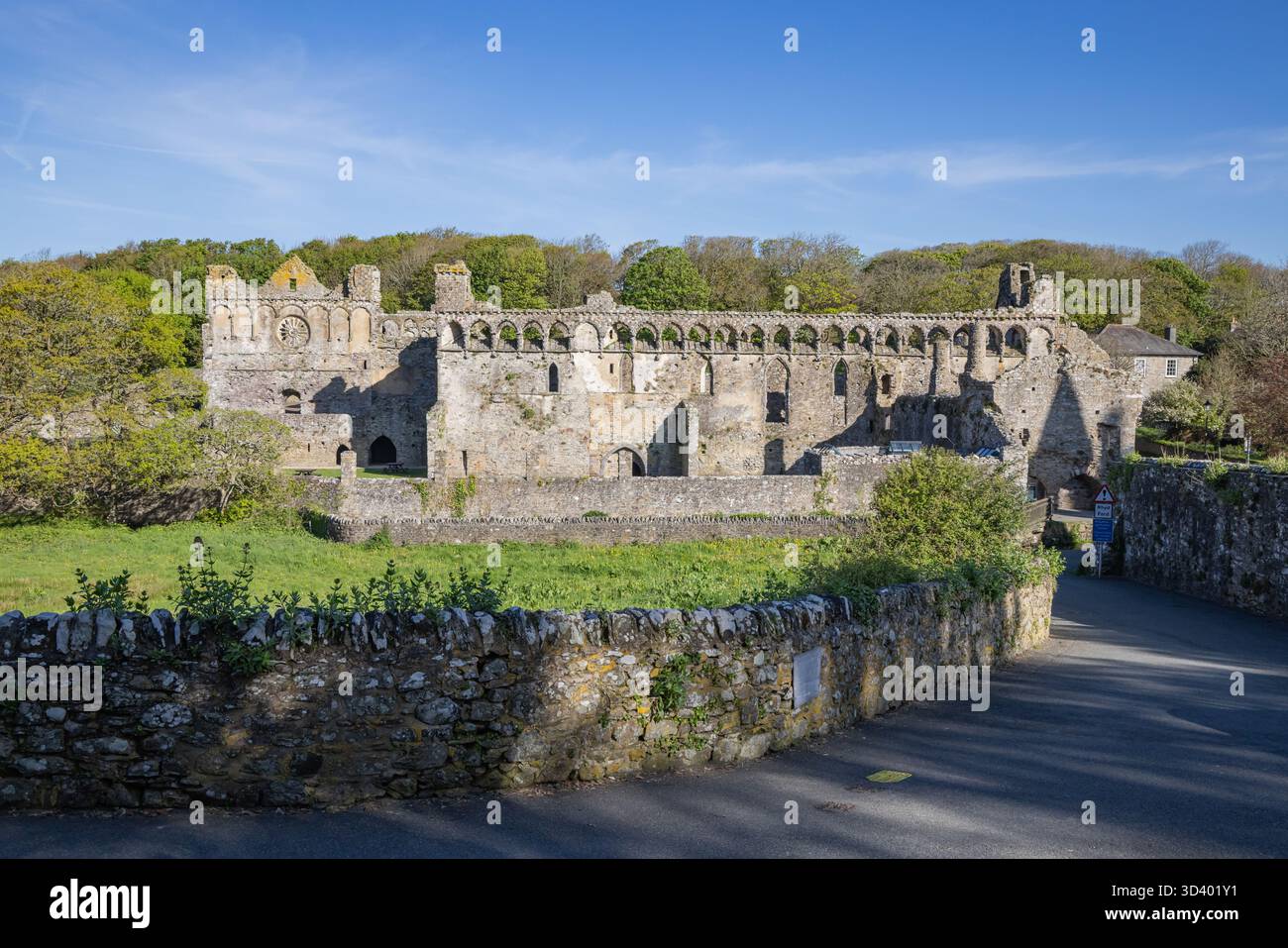 Pembrokeshire, Wales, Vereinigtes Königreich. Ruinen des Bischofspalastes in der St. David's Cathedral. Stockfoto