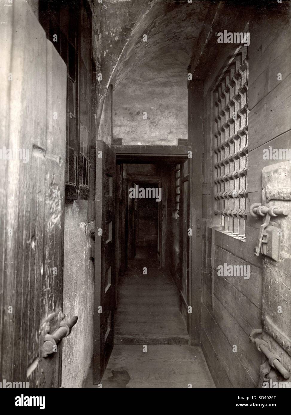 Der Gevangenpoort in den Haag, Niederlande, 1913, mit einem Korridor mit Zellen auf beiden Seiten. Das Bild zeigt die historische Gefängnisarchitektur dieser Zeit. Stockfoto