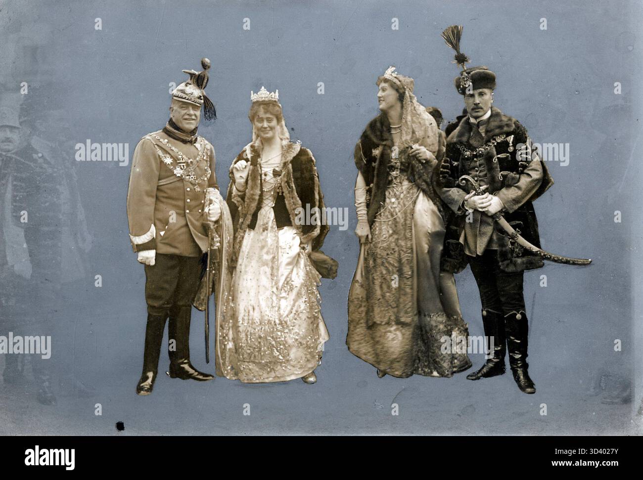 Bei der Krönung von Kaiser Karl von Österreich zum König von Ungarn unterstützen Elitegardadjutanten bei der Zeremonie. Sie sind in aufwendiger Kleidung zu sehen, was ihre prestigeträchtige Stellung am königlichen Hof widerspiegelt. Ungarn, Budapest, 1916. Stockfoto