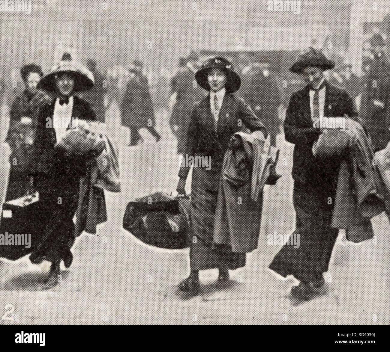 1912 wurden Suffragetten in London angeklagt, Fenster zerschlagen zu haben. Einige Suffragetten, die bereit sind, ins Gefängnis zu kommen, werden mit ihrem Gepäck vor dem Polizeigericht in Bourstreet, London, gesehen. Stockfoto