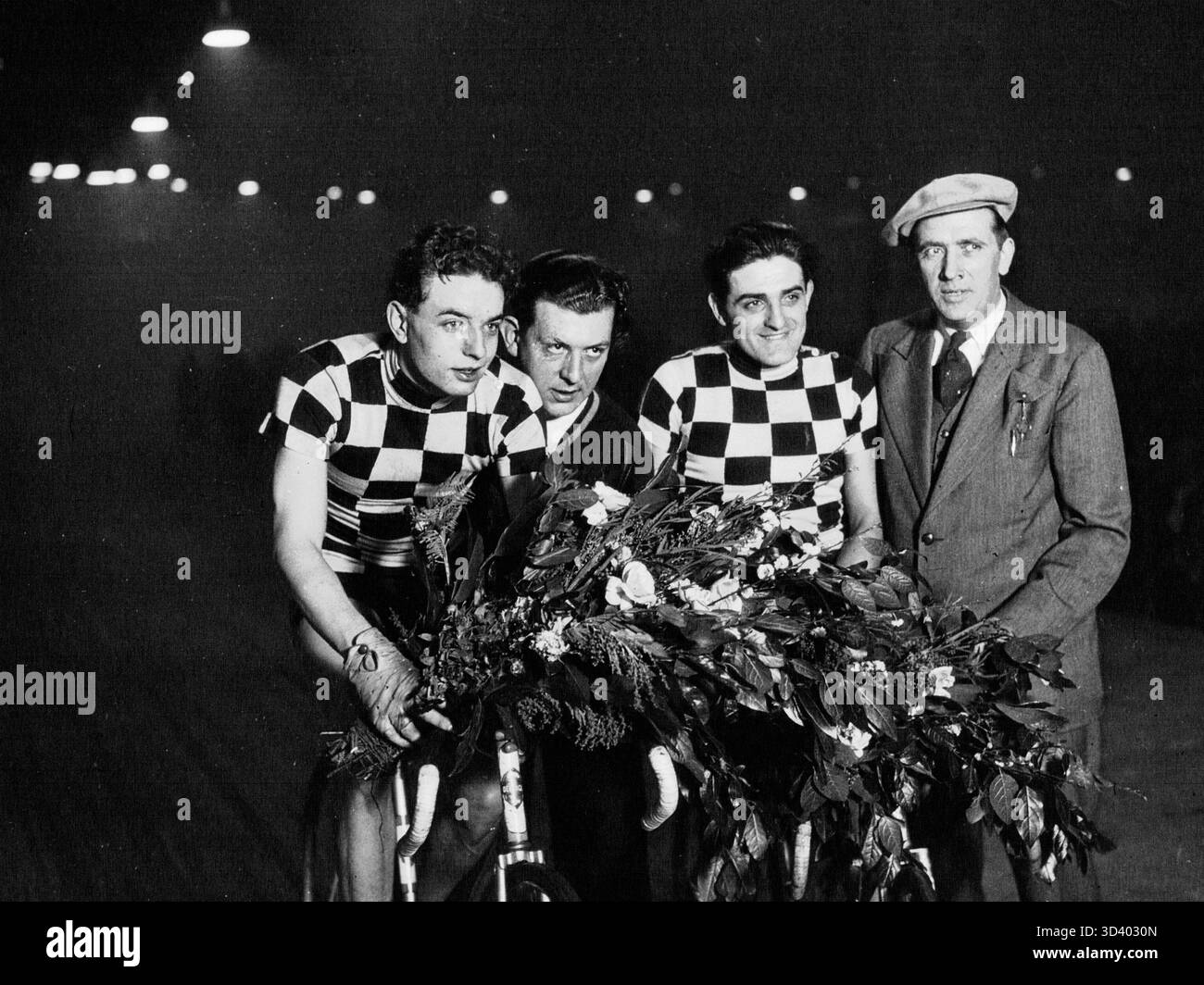 Ein abgeschnittenes Foto aus dem Jahr 1934, das Maurice Richard und Raymond Plassat zeigt, zwei prominente Persönlichkeiten des französischen Sports. Stockfoto