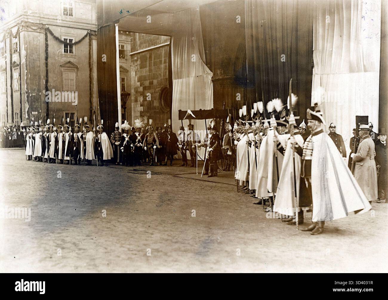 Während der Krönung Kaiser Karl von Österreich zum König von Ungarn in Budapest stehen Soldaten in Sonderuniformen als königliche Garde der Matthiaskirche. Dieses Foto zeigt ihre Formation in zeremonieller Kleidung. Ungarn, Budapest, 1916. Stockfoto
