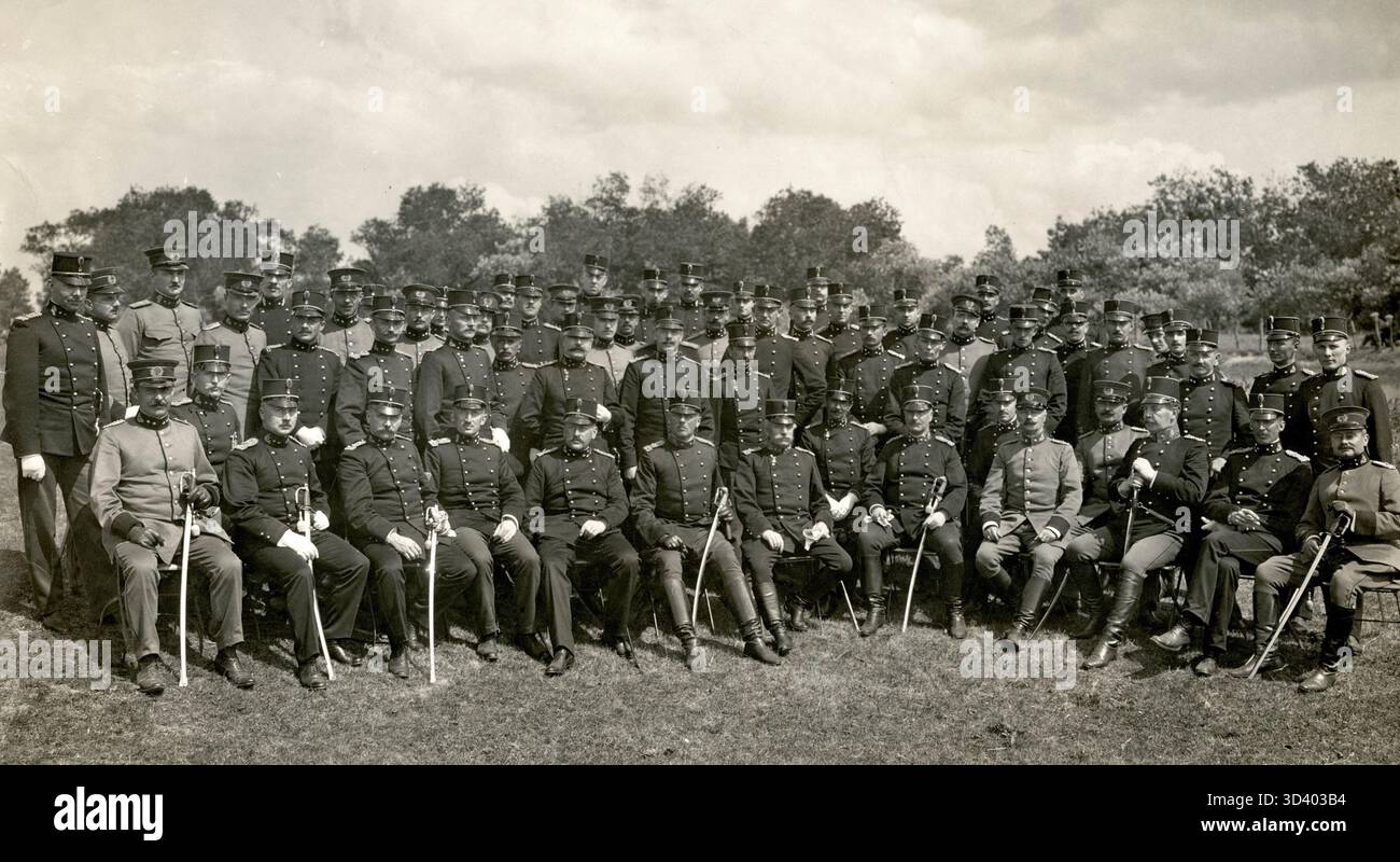 Gruppenfoto niederländischer Soldaten in Uniform zum 85. Jahrestag der Grenadiere und Jager, aufgenommen 1914. Das Foto markiert einen wichtigen Meilenstein für die niederländischen Militäreinheiten. Stockfoto