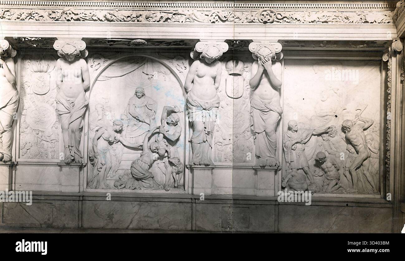 Eine Marmorskulptur in der Justizhalle des Königlichen Palastes auf dem Dam-Platz, Amsterdam, fotografiert 1918. Die Kunstwerke sind Teil der raffinierten und luxuriösen Inneneinrichtung des Palastes. Stockfoto