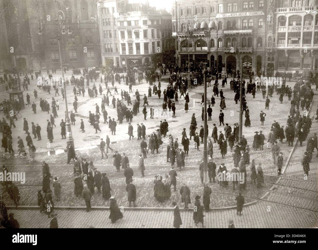 Nach dem Ersten Weltkrieg zerstreut die niederländische Marechaussee Demonstranten auf dem Dam-Platz in Amsterdam nach Protesten demobilisierter niederländischer Soldaten. Niederlande, 1919. Stockfoto
