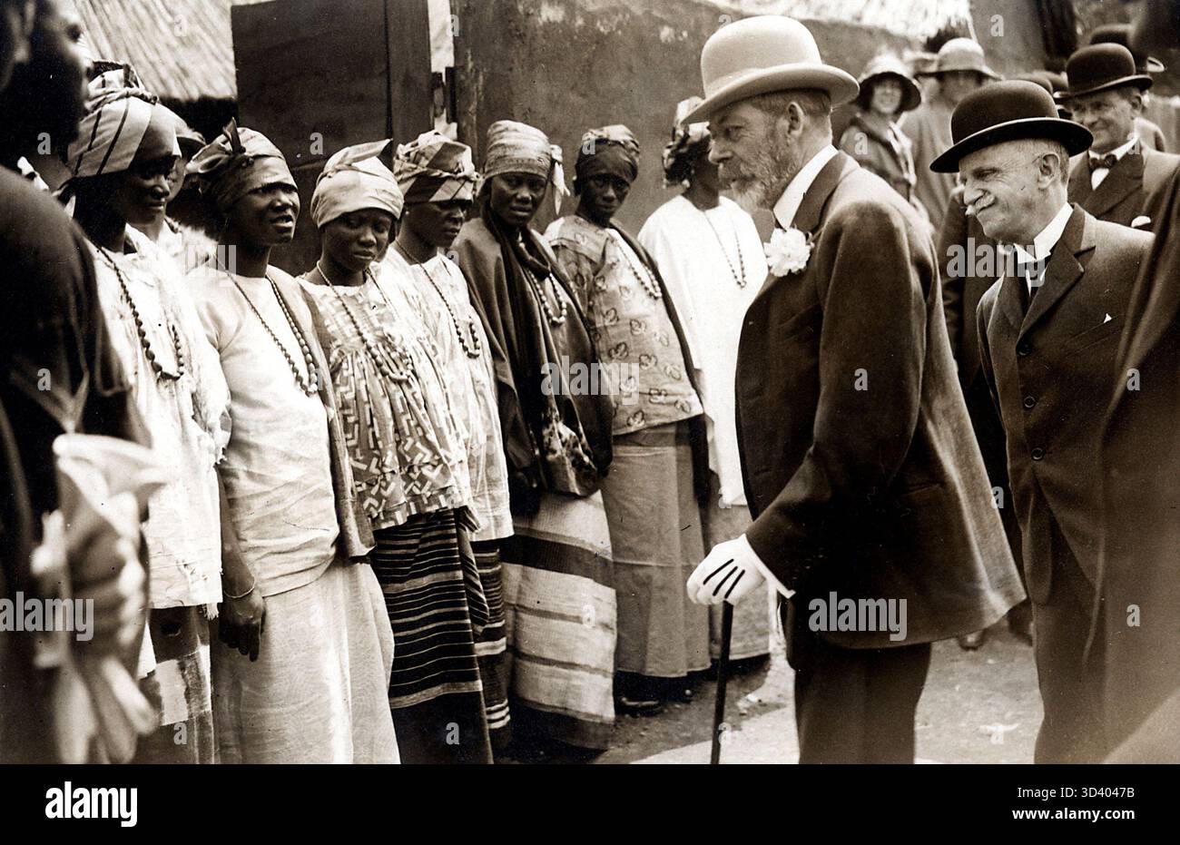 Die britische Königsfamilie. König Georg V. und Viktor Emmanuel III. Treffen 1924 auf afrikanische Frauen. Wahrscheinlich auf einer Weltausstellung in England. Stockfoto