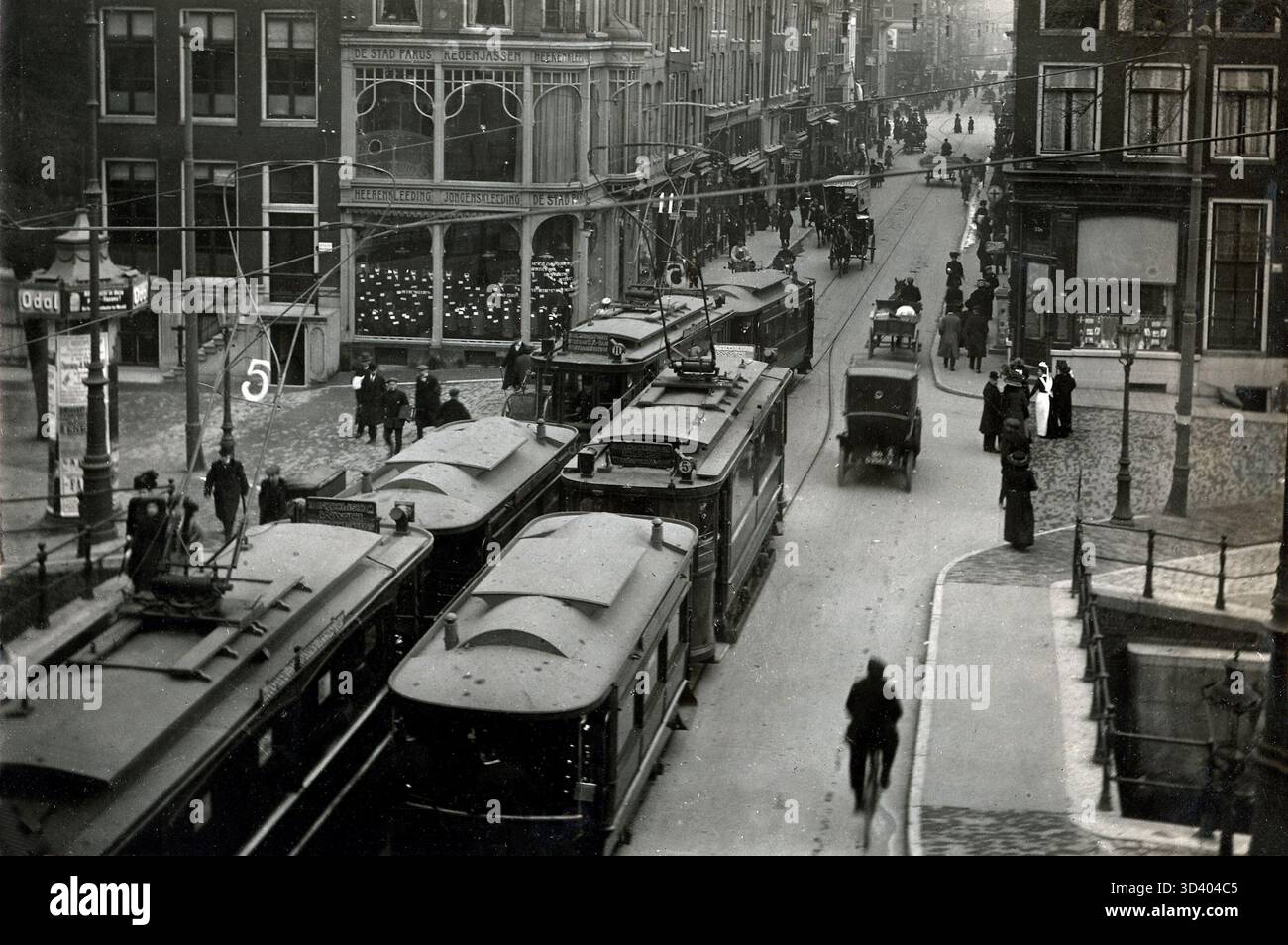 Eine geschäftige Szene in der Utrechtsestraat, Amsterdam, Niederlande, im Jahr 1911, mit Straßenbahnen, Fußgänger, Handkarren und gelegentliche Autos. Das Bild zeigt die Dynamik des städtischen Verkehrs des frühen 20. Jahrhunderts. Stockfoto