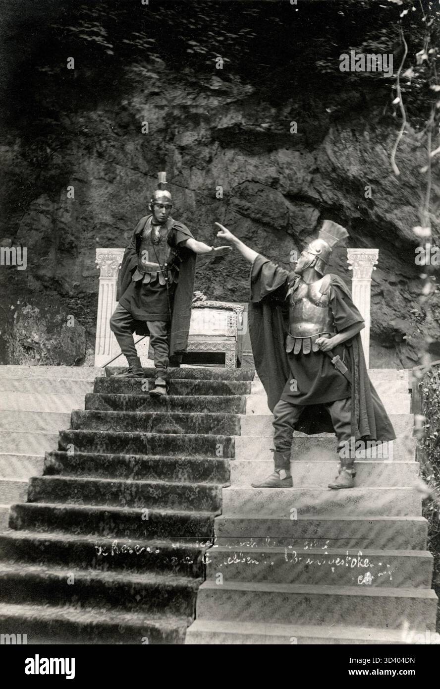 Eine Aufführung im Natuurtheater in Valkenburg, Niederlande 1917, wo Schauspieler Szenen aus *Petrus en Pauwels/Paulus* von Joost van den Vondel aufführten. Die Darsteller stellten römische Soldaten dar, die über die Verbrennung Roms durch Kaiser Nero sprachen. Stockfoto
