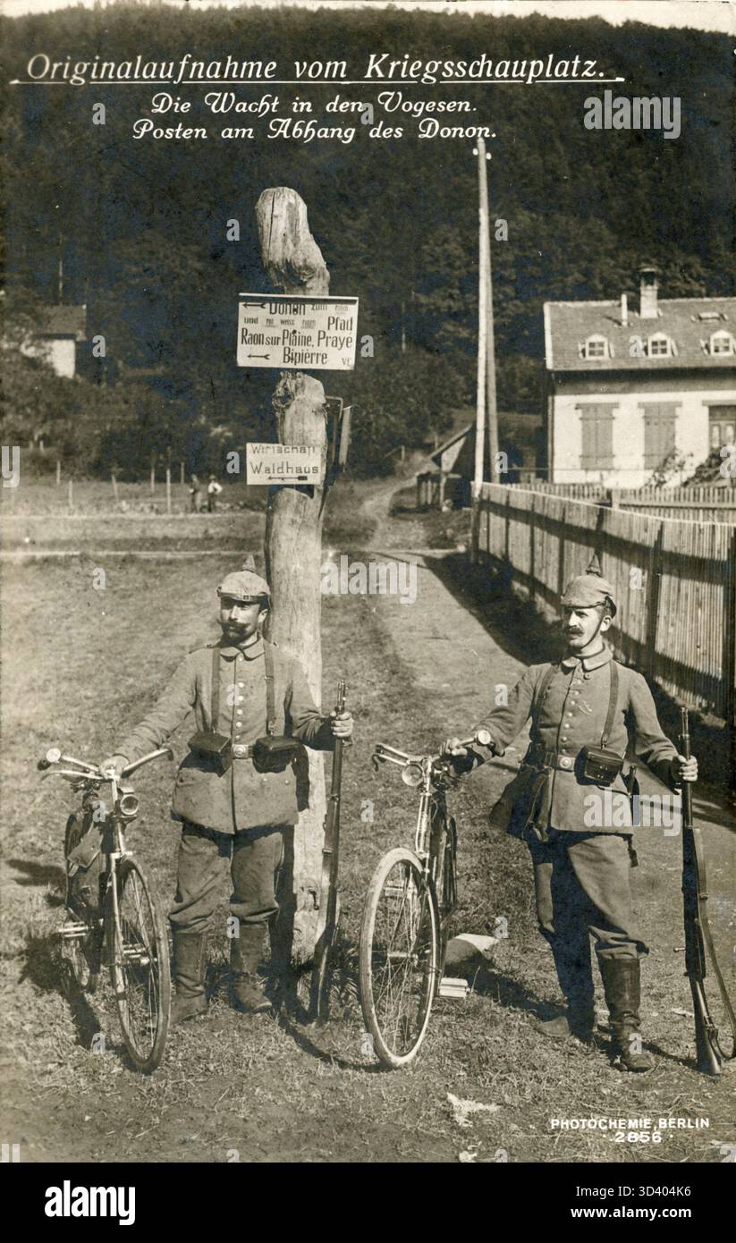 Eine Postkarte aus dem Ersten Weltkrieg zeigt einen Wachposten auf dem Donon in den Vogesen, Frankreich, zwischen 1914 und 1918. Stockfoto