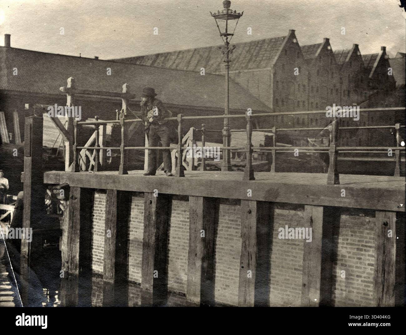 Ein weiterer Blick auf einen Katzenfänger auf Bickerseiland, der 1911 in Amsterdam nach Wildkatzen Ausschau hielt. Stockfoto