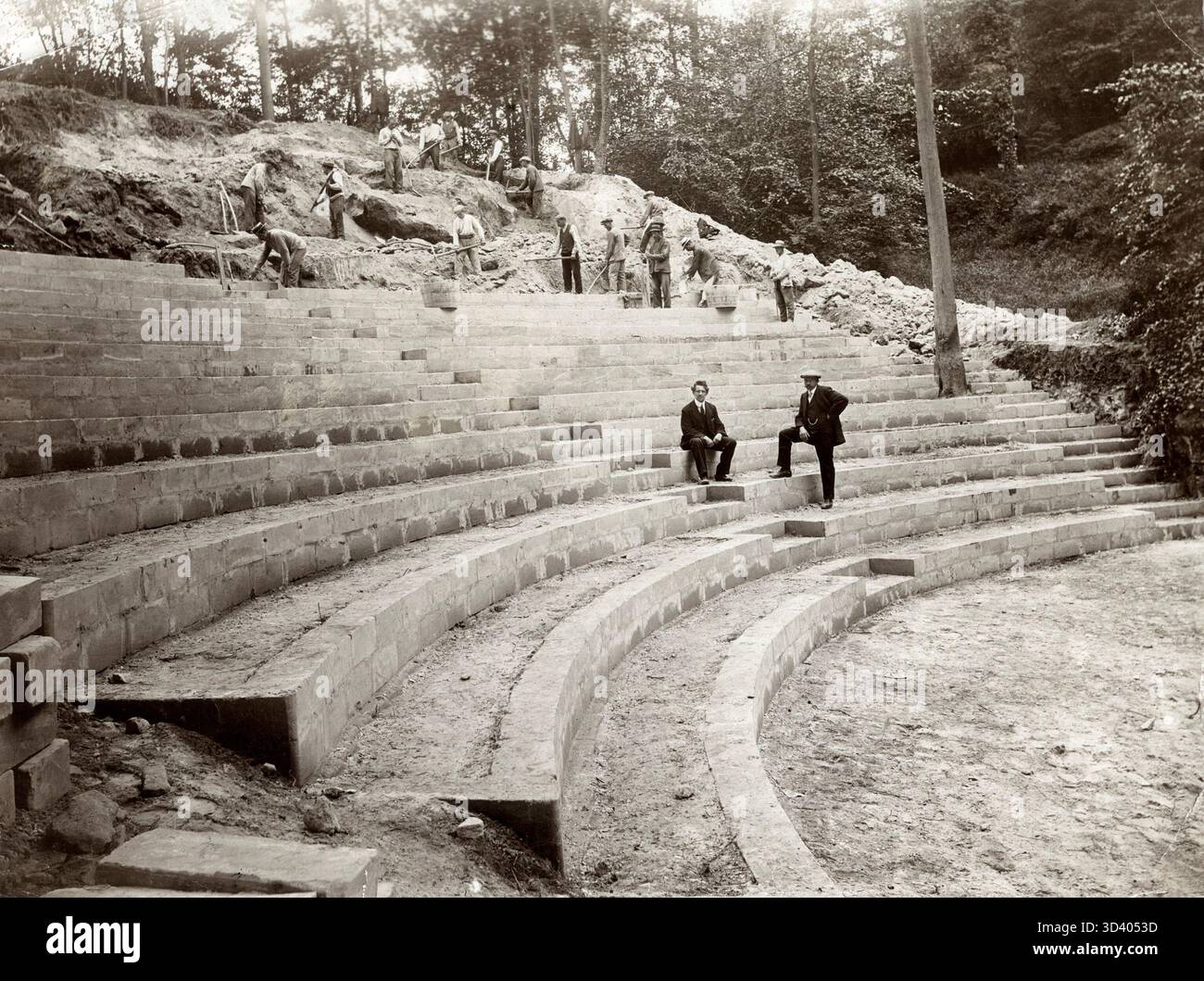 Das Freilichttheater in Valkenburg/L. Dort wird 1917 Joost van den Vondels „Petrus en Pauwels/Paulus“ aufgeführt. Regie führte Dr. Van der Velden. Foto von 1916, das das Theater im Bau zeigt. Stockfoto