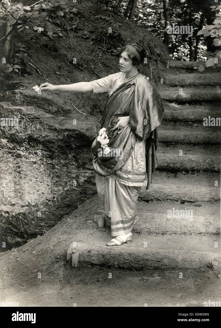 1917 wurde das Stück „Petrus en Pauwels/Paulus“ von Joost van den Vondel am Natuurtheater in Valkenburg aufgeführt. Unter der Regie von Dr. Van der Velden porträtierte Ellen Russe Petronel in dieser Theaterproduktion. Stockfoto