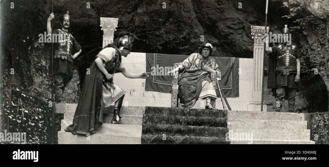 1917 wurde das Stück „Petrus en Pauwels/Paulus“ von Joost van den Vondel am Natuurtheater in Valkenburg aufgeführt. Regie führte Dr. Van der Velden, L. Kooyman spielte Agrippa und Jacques van Hoven spielte Kaiser Nero in dieser Theaterproduktion. Stockfoto