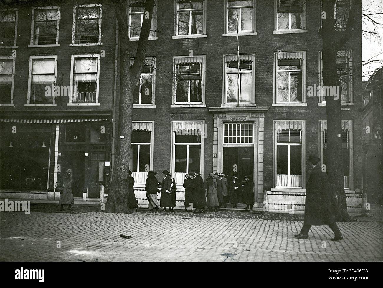 Das Büro von E.S. Prather am Grote Markt in den Haag, Niederlande, 1913. Prather war in großem Umfang in der Astrologie tätig und beschäftigte 100 Frauen in seinem Büro. Stockfoto