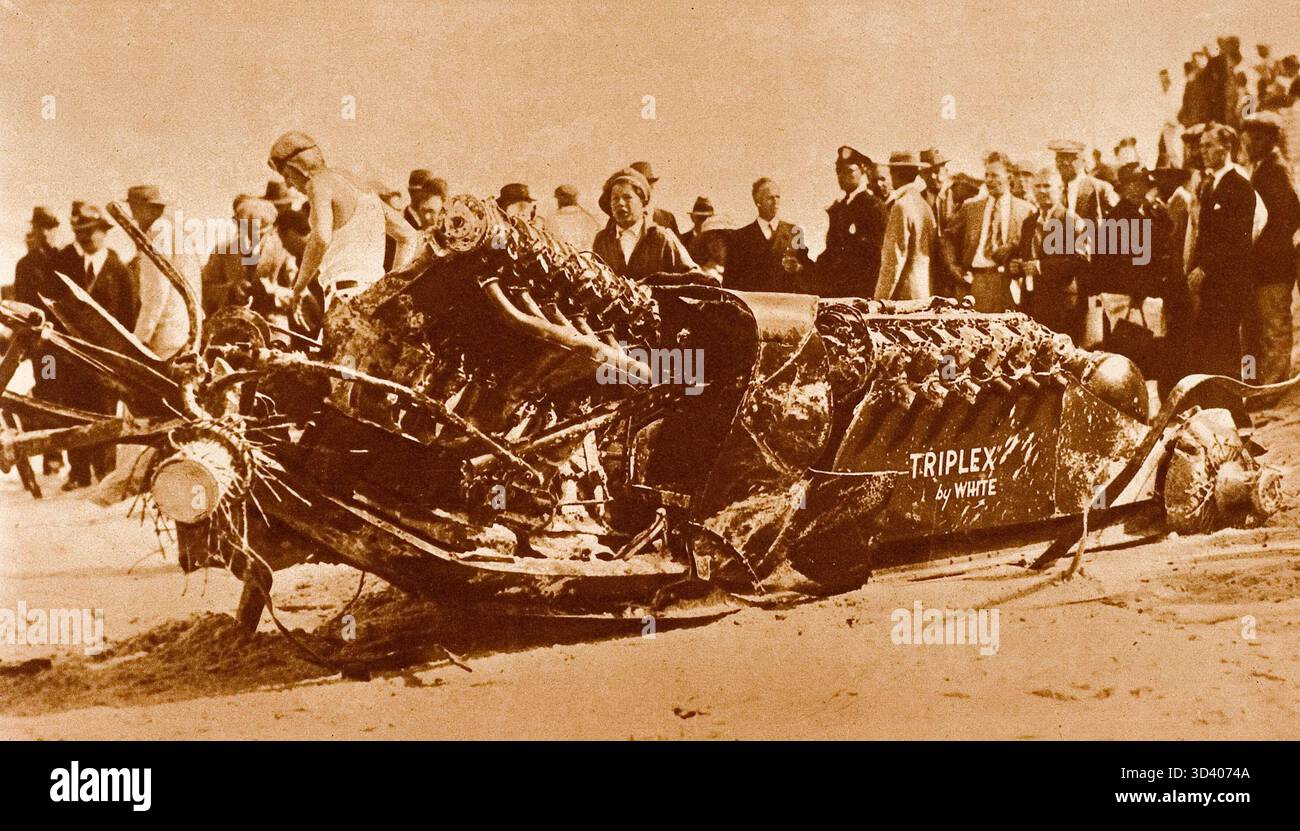 1929 versuchte der US-amerikanische Fahrer Lee Bible, einen Geschwindigkeitsrekord bei 325 km/h zu brechen Der Unfall führte zu einem tödlichen Unfall, bei dem der Rennwagen zerstört wurde. Das Foto zeigt das Wrack des Autos. Stockfoto