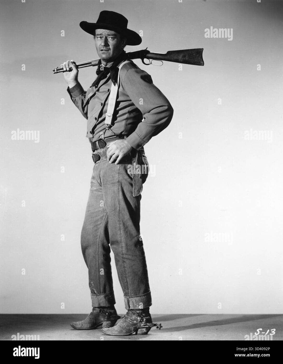 A Studio Portrait of JOHN WAYNE als Ethan Edwards in THE RECHERCHERS 1956 Regisseur JOHN FORD Roman ALAN LE MAY Drehbuch FRANK S. NUGENT Music MAX STEINER Warner Bros Stockfoto